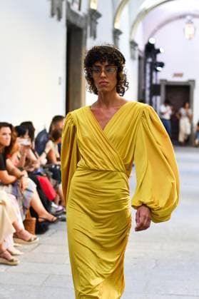 Mercedes-Benz Fashion Week de Madrid - Devota & Lomba in Spain - 15 Sep 2025 A model walks the runway wearing a design by DUYOS during Mercedes-Benz Fashion Week de Madrid in IFERMA. Madrid Spain Copyright: xAtilanoxGarciax xSOPAxImagesx FOTO47952