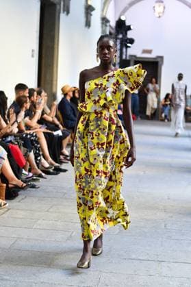 Mercedes-Benz Fashion Week de Madrid - Devota & Lomba in Spain - 15 Sep 2025 A model walks the runway wearing a design by DUYOS during Mercedes-Benz Fashion Week de Madrid in IFERMA. Madrid Spain Copyright: xAtilanoxGarciax xSOPAxImagesx FOTO47955