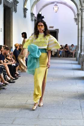 Mercedes-Benz Fashion Week de Madrid - Devota & Lomba in Spain - 15 Sep 2025 A model walks the runway wearing a design by DUYOS during Mercedes-Benz Fashion Week de Madrid in IFERMA. Madrid Spain Copyright: xAtilanoxGarciax xSOPAxImagesx FOTO47957