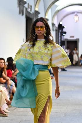 Mercedes-Benz Fashion Week de Madrid - Devota & Lomba in Spain - 15 Sep 2025 A model walks the runway wearing a design by DUYOS during Mercedes-Benz Fashion Week de Madrid in IFERMA. Madrid Spain Copyright: xAtilanoxGarciax xSOPAxImagesx FOTO47958