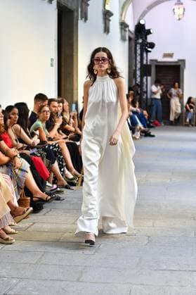 Mercedes-Benz Fashion Week de Madrid - Devota & Lomba in Spain - 15 Sep 2025 A model walks the runway wearing a design by DUYOS during Mercedes-Benz Fashion Week de Madrid in IFERMA. Madrid Spain Copyright: xAtilanoxGarciax xSOPAxImagesx FOTO47961