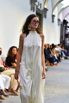 Mercedes-Benz Fashion Week de Madrid - Devota & Lomba in Spain - 15 Sep 2025 A model walks the runway wearing a design by DUYOS during Mercedes-Benz Fashion Week de Madrid in IFERMA. Madrid Spain Copyright: xAtilanoxGarciax xSOPAxImagesx FOTO47962