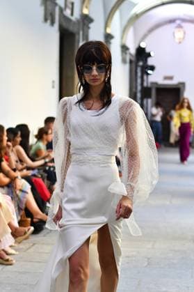 Mercedes-Benz Fashion Week de Madrid - Devota & Lomba in Spain - 15 Sep 2025 A model walks the runway wearing a design by DUYOS during Mercedes-Benz Fashion Week de Madrid in IFERMA. Madrid Spain Copyright: xAtilanoxGarciax xSOPAxImagesx FOTO47964