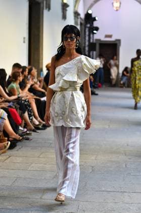 Mercedes-Benz Fashion Week de Madrid - Devota & Lomba in Spain - 15 Sep 2025 A model walks the runway wearing a design by DUYOS during Mercedes-Benz Fashion Week de Madrid in IFERMA. Madrid Spain Copyright: xAtilanoxGarciax xSOPAxImagesx FOTO47965