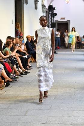 Mercedes-Benz Fashion Week de Madrid - Devota & Lomba in Spain - 15 Sep 2025 A model walks the runway wearing a design by DUYOS during Mercedes-Benz Fashion Week de Madrid in IFERMA. Madrid Spain Copyright: xAtilanoxGarciax xSOPAxImagesx FOTO47967