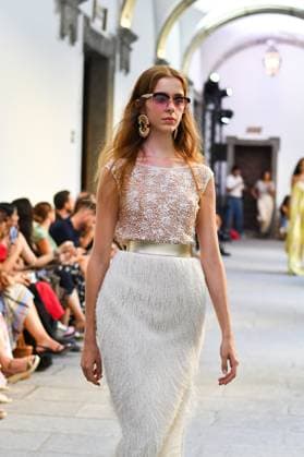 Mercedes-Benz Fashion Week de Madrid - Devota & Lomba in Spain - 15 Sep 2025 A model walks the runway wearing a design by DUYOS during Mercedes-Benz Fashion Week de Madrid in IFERMA. Madrid Spain Copyright: xAtilanoxGarciax xSOPAxImagesx FOTO47969