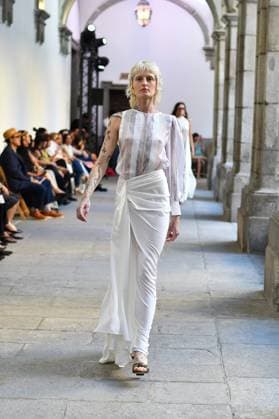 Mercedes-Benz Fashion Week de Madrid - Devota & Lomba in Spain - 15 Sep 2025 A model walks the runway wearing a design by DUYOS during Mercedes-Benz Fashion Week de Madrid in IFERMA. Madrid Spain Copyright: xAtilanoxGarciax xSOPAxImagesx FOTO47970