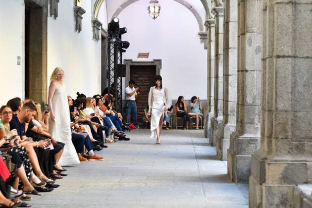 Mercedes-Benz Fashion Week de Madrid - Devota & Lomba in Spain - 15 Sep 2025 A model walks the runway wearing a design by DUYOS during Mercedes-Benz Fashion Week de Madrid in IFERMA. Madrid Spain Copyright: xAtilanoxGarciax xSOPAxImagesx FOTO47972