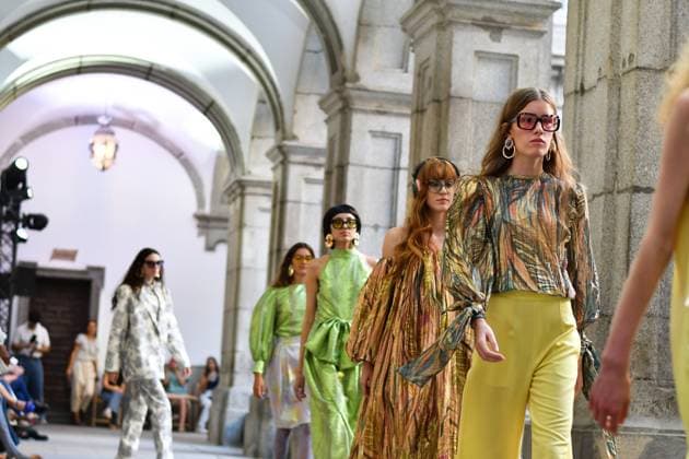 Mercedes-Benz Fashion Week de Madrid - Devota & Lomba in Spain - 15 Sep 2025 Models walk the runway wearing a design by DUYOS during Mercedes-Benz Fashion Week de Madrid in IFERMA. Madrid Spain Copyright: xAtilanoxGarciax xSOPAxImagesx FOTO47976