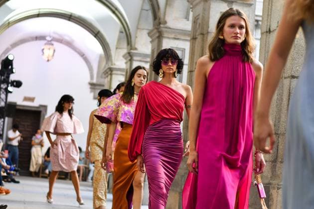Mercedes-Benz Fashion Week de Madrid - Devota & Lomba in Spain - 15 Sep 2025 Models walk the runway wearing a design by DUYOS during Mercedes-Benz Fashion Week de Madrid in IFERMA. Madrid Spain Copyright: xAtilanoxGarciax xSOPAxImagesx FOTO47978