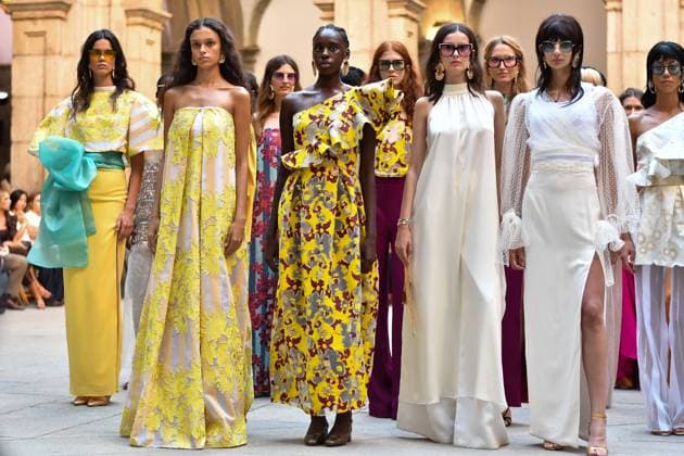 Mercedes-Benz Fashion Week de Madrid - Devota & Lomba in Spain - 15 Sep 2025 Models walk the runway wearing a design by DUYOS during Mercedes-Benz Fashion Week de Madrid in IFERMA. Madrid Spain Copyright: xAtilanoxGarciax xSOPAxImagesx FOTO47983
