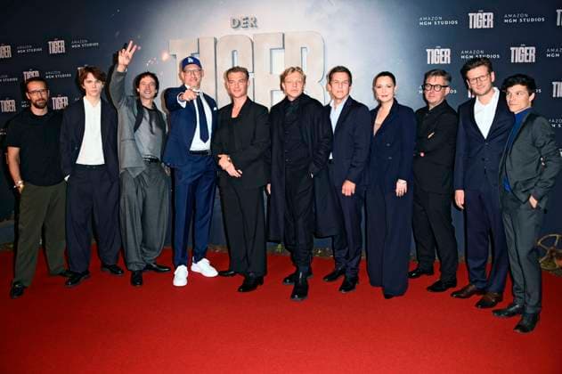 Philip Pratt, Yoran Leicher, Laurence Rupp, Frank Kusche, David Schütter, Leonard Kunz, guest, Verena Schilling, guest, Dennis Gansel and Sebastian Urzendowsky at the premiere of the film The Tiger at the cinema In der KulturBrauerei Berlin, 15 09 2025 Foto:xN.xKubelkax xFuturexImagex tiger_5956
