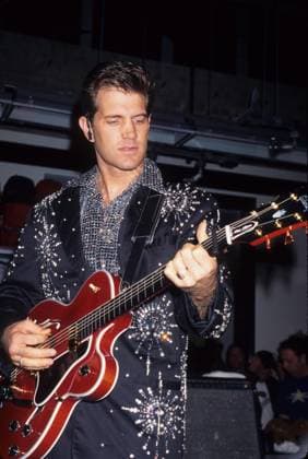 CHRIS ISAAK CHRIS ISAAK.Old Navy Store preview 1995.k3028rh. Copyright: xRosexHartmanx