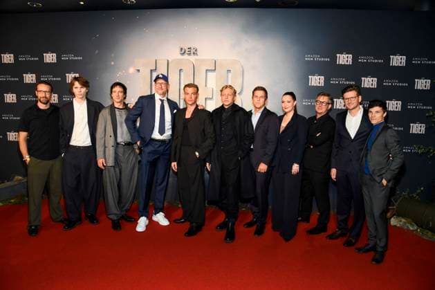 abb Yoran Leicher, David Schütter, Laurence Rupp, Dennis Gansel, Leonhard Kunz and Sebastian Urzendowsky Cast as guests on the red carpet at the world premiere of the Amazon film The Tiger at the cinema in the Kulturbrauerei, Berlin on 15 09 2025