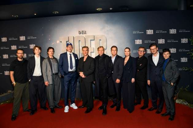 abb Yoran Leicher, David Schütter, Laurence Rupp, Dennis Gansel, Leonhard Kunz and Sebastian Urzendowsky Cast as guests on the red carpet at the world premiere of the Amazon film The Tiger at the cinema in the Kulturbrauerei, Berlin on 15 09 2025