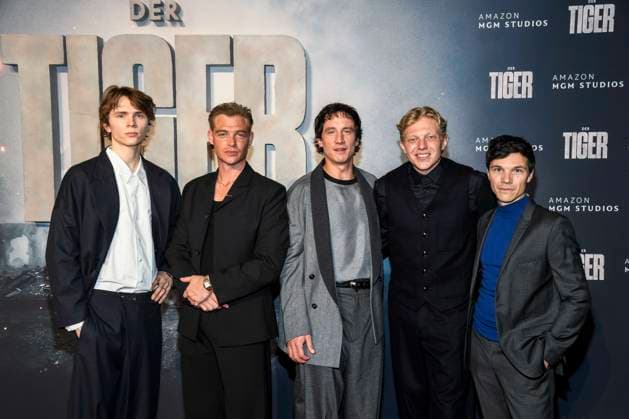 abb Yoran Leicher, David Schütter, Laurence Rupp, Dennis Gansel, Leonhard Kunz and Sebastian Urzendowsky as guests on the red carpet at the world premiere of the Amazon film The Tiger at the cinema in the Kulturbrauerei, Berlin on 15 09 2025