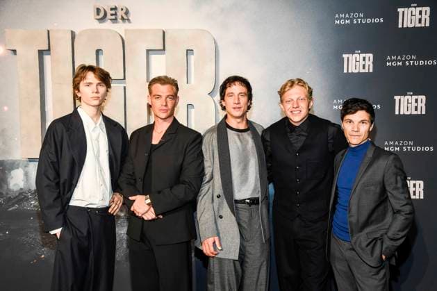 abb Yoran Leicher, David Schütter, Laurence Rupp, Dennis Gansel, Leonhard Kunz and Sebastian Urzendowsky as guests on the red carpet at the world premiere of the Amazon film The Tiger at the cinema in the Kulturbrauerei, Berlin on 15 09 2025