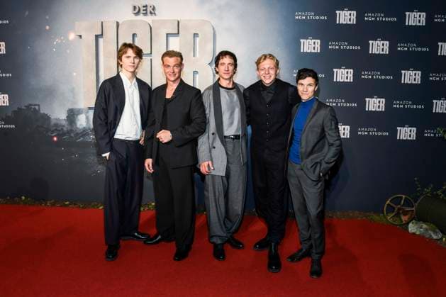 abb Yoran Leicher, David Schütter, Laurence Rupp, Dennis Gansel, Leonhard Kunz and Sebastian Urzendowsky as guests on the red carpet at the world premiere of the Amazon film The Tiger at the cinema in the Kulturbrauerei, Berlin on 15 09 2025