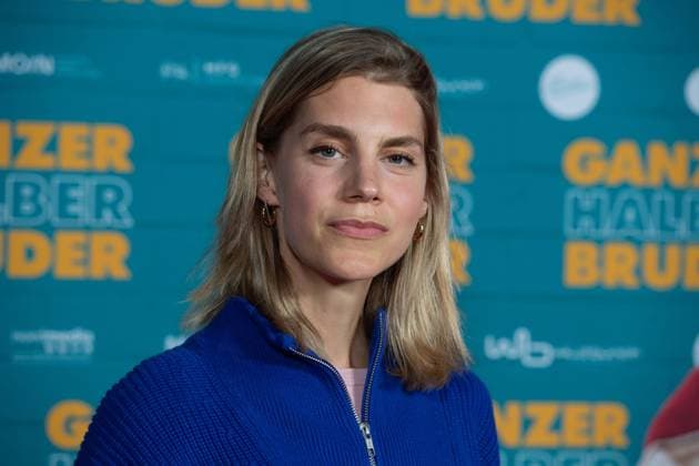 Bettine Langehein, actress, red carpet, red carpet show, arrival, arrival, film premiere GANZER HALBER BRUDER on 15 09 2025 at the Cinedom cinema in Cologne,