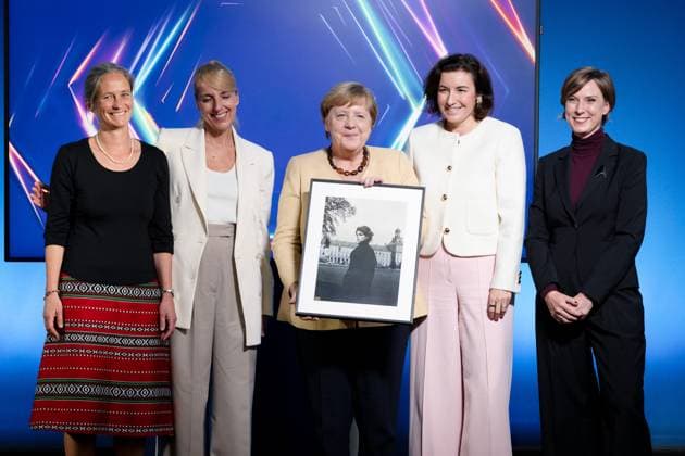 Bilder des Jahres 2025, News September 09 News Bilder des Tages Bundesministerin Dorothee Bär, Bundeskanzlerin a.D., Angela Merkel Bundesministerin Dorothee Bär, Bundeskanzlerin a. D., Angela Merkel, Ausstellung, Unsichtbare Wissenschaftlerinnen - Versäumte Bilder , Bundesministerium für Forschung, Technologie und Raumfahrt, Gesine Born Berlin Berlin GER *** Federal Minister Dorothee Bär, Federal Chancellor a D , Angela Merkel Federal Minister Dorothee Bär, Federal Chancellor a D , Angela Merkel, Exhibition, Invisible Women Scientists Missed Pictures , Federal Ministry of Research, Technology and Space, Gesine Born Berlin Berlin GER