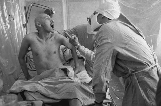 American doctor Robert Gale 1165717 15.08.1986 Victim of the Chernobyl accident (April 26, 1986) being treated in the 6th hospital of the USSR Ministry of Health. Vladimir Vyatkin Sputnik Moscow Russia  Copyright: xVladimirxVyatkinx