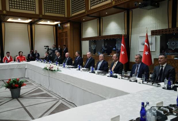 Turkish President Erdogan receives players of the Turkish National Basketball Team ANKARA, TURKIYE - SEPTEMBER 16: (----EDITORIAL USE ONLY - MANDATORY CREDIT - TURKISH PRESIDENCY MURAT CETINMUHURDAR HANDOUT - NO MARKETING NO ADVERTISING CAMPAIGNS - DISTRIBUTED AS A SERVICE TO CLIENTS----) Turkish President Recep Tayyip Erdogan receives the players of the Turkish National Basketball Team after winning the silver medal in the FIBA EuroBasket 2025 final against Germany at the Presidential Complex in Ankara, Turkiye on September 16, 2025. Turkish Presidency Murat Cetinmuhurdar Handout Anadolu Ankara Turkey. Editorial use only. Please get in touch for any other usage.  Copyright: x2025xAnadoluxTurkishxPresidencyx xMuratxCetinmuhurdarx xHandoutx