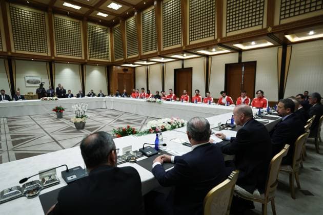 Turkish President Erdogan receives players of the Turkish National Basketball Team ANKARA, TURKIYE - SEPTEMBER 16: (----EDITORIAL USE ONLY - MANDATORY CREDIT - TURKISH PRESIDENCY MURAT CETINMUHURDAR HANDOUT - NO MARKETING NO ADVERTISING CAMPAIGNS - DISTRIBUTED AS A SERVICE TO CLIENTS----) Turkish President Recep Tayyip Erdogan receives the players of the Turkish National Basketball Team after winning the silver medal in the FIBA EuroBasket 2025 final against Germany at the Presidential Complex in Ankara, Turkiye on September 16, 2025. Turkish Presidency Murat Cetinmuhurdar Handout Anadolu Ankara Turkey. Editorial use only. Please get in touch for any other usage.  Copyright: x2025xAnadoluxTurkishxPresidencyx xMuratxCetinmuhurdarx xHandoutx