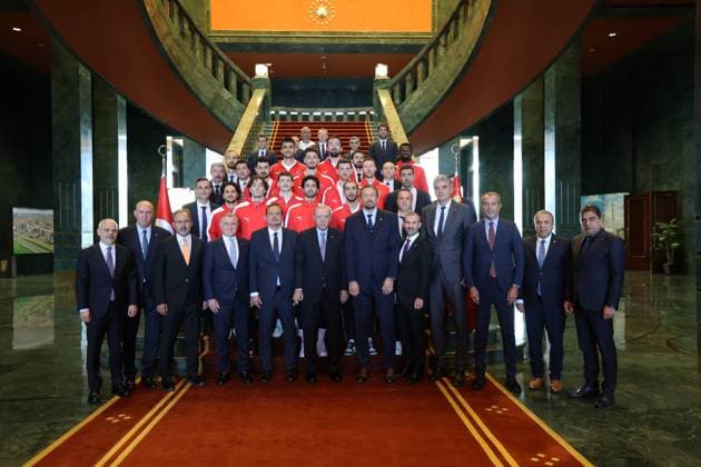 Turkish President Erdogan receives players of the Turkish National Basketball Team ANKARA, TURKIYE - SEPTEMBER 16: (----EDITORIAL USE ONLY - MANDATORY CREDIT - TURKISH PRESIDENCY MURAT CETINMUHURDAR HANDOUT - NO MARKETING NO ADVERTISING CAMPAIGNS - DISTRIBUTED AS A SERVICE TO CLIENTS----) Turkish President Recep Tayyip Erdogan poses for a photo with the players of the Turkish National Basketball Team after winning the silver medal in the FIBA EuroBasket 2025 final against Germany after receiving them at the Presidential Complex in Ankara, Turkiye on September 16, 2025. Turkish Presidency Murat Cetinmuhurdar Handout Anadolu Ankara Turkey. Editorial use only. Please get in touch for any other usage.  Copyright: x2025xAnadoluxTurkishxPresidencyx xMuratxCetinmuhurdarx xHandoutx