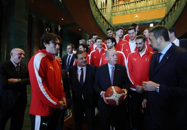 Turkish President Erdogan receives players of the Turkish National Basketball Team ANKARA, TURKIYE - SEPTEMBER 16: (----EDITORIAL USE ONLY - MANDATORY CREDIT - TURKISH PRESIDENCY MURAT CETINMUHURDAR HANDOUT - NO MARKETING NO ADVERTISING CAMPAIGNS - DISTRIBUTED AS A SERVICE TO CLIENTS----) Turkish President Recep Tayyip Erdogan chats with the players of the Turkish National Basketball Team after winning the silver medal in the FIBA EuroBasket 2025 final against Germany after receiving them at the Presidential Complex in Ankara, Turkiye on September 16, 2025. Turkish Presidency Murat Cetinmuhurdar Handout Anadolu Ankara Turkey. Editorial use only. Please get in touch for any other usage.  Copyright: x2025xAnadoluxTurkishxPresidencyx xMuratxCetinmuhurdarx xHandoutx