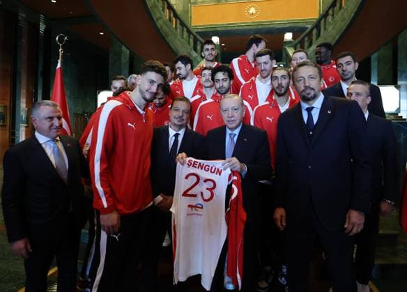 Turkish President Erdogan receives players of the Turkish National Basketball Team ANKARA, TURKIYE - SEPTEMBER 16: (----EDITORIAL USE ONLY - MANDATORY CREDIT - TURKISH PRESIDENCY MURAT CETINMUHURDAR HANDOUT - NO MARKETING NO ADVERTISING CAMPAIGNS - DISTRIBUTED AS A SERVICE TO CLIENTS----) Turkish President Recep Tayyip Erdogan poses for a photo with the players of the Turkish National Basketball Team after winning the silver medal in the FIBA EuroBasket 2025 final against Germany after receiving them at the Presidential Complex in Ankara, Turkiye on September 16, 2025. Turkish Presidency Murat Cetinmuhurdar Handout Anadolu Ankara Turkey. Editorial use only. Please get in touch for any other usage.  Copyright: x2025xAnadoluxTurkishxPresidencyx xMuratxCetinmuhurdarx xHandoutx