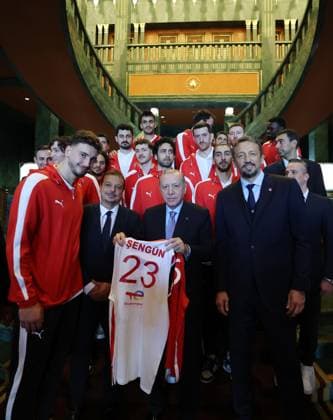 Turkish President Erdogan receives players of the Turkish National Basketball Team ANKARA, TURKIYE - SEPTEMBER 16: (----EDITORIAL USE ONLY - MANDATORY CREDIT - TURKISH PRESIDENCY MURAT CETINMUHURDAR HANDOUT - NO MARKETING NO ADVERTISING CAMPAIGNS - DISTRIBUTED AS A SERVICE TO CLIENTS----) Turkish President Recep Tayyip Erdogan receives the players of the Turkish National Basketball Team after winning the silver medal in the FIBA EuroBasket 2025 final against Germany at the Presidential Complex in Ankara, Turkiye on September 16, 2025. TUR Presidency Murat Cetinmuhurdar Handout Anadolu Ankara Turkey. Editorial use only. Please get in touch for any other usage.  Copyright: x2025xAnadoluxTURxPresidencyx MuratxCetinmuhurdarx xHandoutx