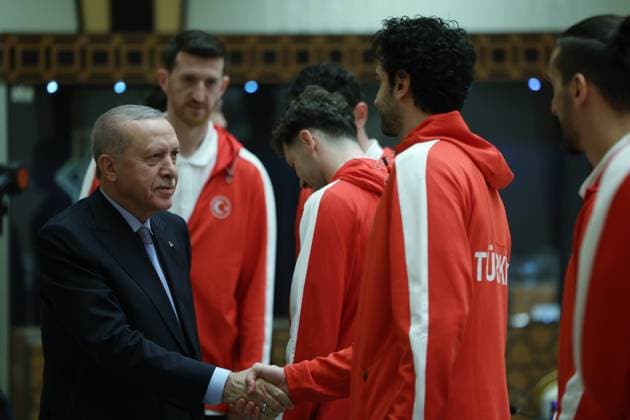 Turkish President Erdogan receives players of the Turkish National Basketball Team ANKARA, TURKIYE - SEPTEMBER 16: (----EDITORIAL USE ONLY - MANDATORY CREDIT - TURKISH PRESIDENCY MUSTAFA KAMACI HANDOUT - NO MARKETING NO ADVERTISING CAMPAIGNS - DISTRIBUTED AS A SERVICE TO CLIENTS----) Turkish President Recep Tayyip Erdogan receives the players of the Turkish National Basketball Team after winning the silver medal in the FIBA EuroBasket 2025 final against Germany at the Presidential Complex in Ankara, Turkiye on September 16, 2025. TUR Presidency Mustafa Kamaci Handout Anadolu Ankara Turkey. Editorial use only. Please get in touch for any other usage.  Copyright: x2025xAnadoluxTURxPresidencyx xMustafaxKamacix xHandoutx