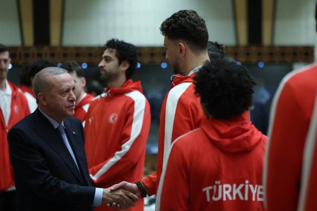 Turkish President Erdogan receives players of the Turkish National Basketball Team ANKARA, TURKIYE - SEPTEMBER 16: (----EDITORIAL USE ONLY - MANDATORY CREDIT - TURKISH PRESIDENCY MUSTAFA KAMACI HANDOUT - NO MARKETING NO ADVERTISING CAMPAIGNS - DISTRIBUTED AS A SERVICE TO CLIENTS----) Turkish President Recep Tayyip Erdogan receives the players of the Turkish National Basketball Team after winning the silver medal in the FIBA EuroBasket 2025 final against Germany at the Presidential Complex in Ankara, Turkiye on September 16, 2025. TUR Presidency Mustafa Kamaci Handout Anadolu Ankara Turkey. Editorial use only. Please get in touch for any other usage.  Copyright: x2025xAnadoluxTURxPresidencyx xMustafaxKamacix xHandoutx