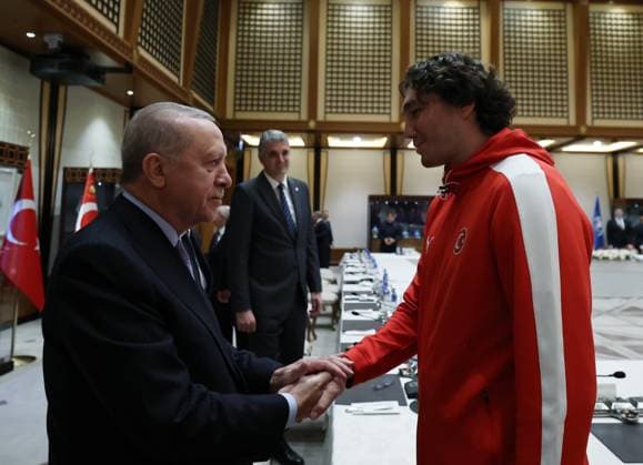 Turkish President Recep Tayyip Erdogan meets National Men s Basketball Team ANKARA, TURKIYE - SEPTEMBER 16: (----EDITORIAL USE ONLY - MANDATORY CREDIT - TURKISH PRESIDENCY MURAT CETINMUHURDAR HANDOUT - NO MARKETING NO ADVERTISING CAMPAIGNS - DISTRIBUTED AS A SERVICE TO CLIENTS----) Turkish President Recep Tayyip Erdogan greets Cedi Osman during a reception for the Turkish National Men s Basketball Team after winning the silver medal at the FIBA EuroBasket 2025, in Ankara, Turkiye, on September 16, 2025. TUR PRESIDENCY Murat Cetinmuhurdar Anadolu Ankara Turkey. Editorial use only. Please get in touch for any other usage.  Copyright: x2025xAnadoluxTURxPRESIDENCY MuratxCetinmuhurdarx