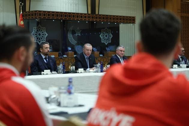 Turkish President Erdogan receives players of the Turkish National Basketball Team ANKARA, TURKIYE - SEPTEMBER 16: (----EDITORIAL USE ONLY - MANDATORY CREDIT - TURKISH PRESIDENCY MUSTAFA KAMACI HANDOUT - NO MARKETING NO ADVERTISING CAMPAIGNS - DISTRIBUTED AS A SERVICE TO CLIENTS----) Turkish President Recep Tayyip Erdogan receives the players of the Turkish National Basketball Team after winning the silver medal in the FIBA EuroBasket 2025 final against Germany at the Presidential Complex in Ankara, Turkiye on September 16, 2025. TUR Presidency Mustafa Kamaci Handout Anadolu Ankara Turkey. Editorial use only. Please get in touch for any other usage.  Copyright: x2025xAnadoluxTURxPresidencyx xMustafaxKamacix xHandoutx