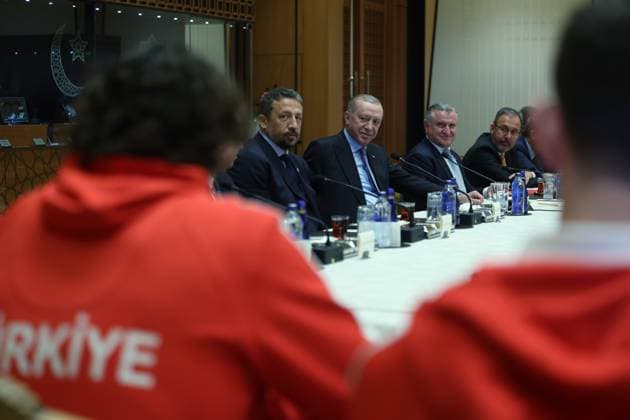Turkish President Erdogan receives players of the Turkish National Basketball Team ANKARA, TURKIYE - SEPTEMBER 16: (----EDITORIAL USE ONLY - MANDATORY CREDIT - TURKISH PRESIDENCY MUSTAFA KAMACI HANDOUT - NO MARKETING NO ADVERTISING CAMPAIGNS - DISTRIBUTED AS A SERVICE TO CLIENTS----) Turkish President Recep Tayyip Erdogan receives the players of the Turkish National Basketball Team after winning the silver medal in the FIBA EuroBasket 2025 final against Germany at the Presidential Complex in Ankara, Turkiye on September 16, 2025. TUR Presidency Mustafa Kamaci Handout Anadolu Ankara Turkey. Editorial use only. Please get in touch for any other usage.  Copyright: x2025xAnadoluxTURxPresidencyx xMustafaxKamacix xHandoutx