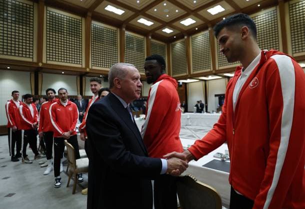 Turkish President Recep Tayyip Erdogan meets National Men s Basketball Team ANKARA, TURKIYE - SEPTEMBER 16: (----EDITORIAL USE ONLY - MANDATORY CREDIT - TURKISH PRESIDENCY MURAT CETINMUHURDAR HANDOUT - NO MARKETING NO ADVERTISING CAMPAIGNS - DISTRIBUTED AS A SERVICE TO CLIENTS----) Turkish President Recep Tayyip Erdogan greets Omer Faruk Yurtseven (R) during a reception for the Turkish National Men s Basketball Team after winning the silver medal at the FIBA EuroBasket 2025, in Ankara, Turkiye, on September 16, 2025. TUR PRESIDENCY Murat Cetinmuhurdar Anadolu Ankara Turkey. Editorial use only. Please get in touch for any other usage.  Copyright: x2025xAnadoluxTURxPRESIDENCY MuratxCetinmuhurdarx