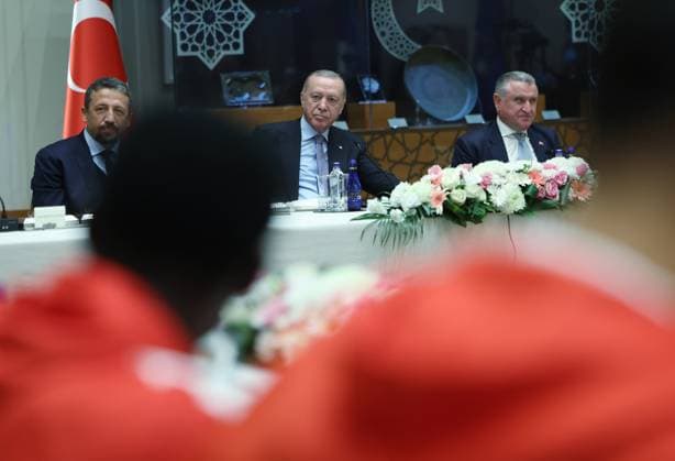 Turkish President Erdogan receives players of the Turkish National Basketball Team ANKARA, TURKIYE - SEPTEMBER 16: (----EDITORIAL USE ONLY - MANDATORY CREDIT - TURKISH PRESIDENCY MUSTAFA KAMACI HANDOUT - NO MARKETING NO ADVERTISING CAMPAIGNS - DISTRIBUTED AS A SERVICE TO CLIENTS----) Turkish President Recep Tayyip Erdogan receives the players of the Turkish National Basketball Team after winning the silver medal in the FIBA EuroBasket 2025 final against Germany at the Presidential Complex in Ankara, Turkiye on September 16, 2025. TUR Presidency Mustafa Kamaci Handout Anadolu Ankara Turkey. Editorial use only. Please get in touch for any other usage.  Copyright: x2025xAnadoluxTURxPresidencyx xMustafaxKamacix xHandoutx