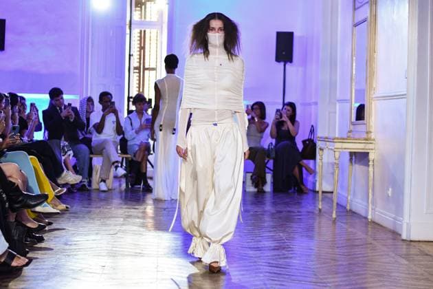 Mercedes-Benz Fashion Week in Madrid, Spain - 16 Sept 2025 A model walks the runway wearing a design by E.R.A.X. during Mercedes-Benz Fashion Week in IFERMA. Madrid Spain Copyright: xAtilanoxGarciax xSOPAxImagesx FOTO48014