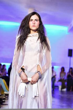 Mercedes-Benz Fashion Week in Madrid, Spain - 16 Sept 2025 A model walks the runway wearing a design by E.R.A.X. during Mercedes-Benz Fashion Week in IFERMA. Madrid Spain Copyright: xAtilanoxGarciax xSOPAxImagesx FOTO48022