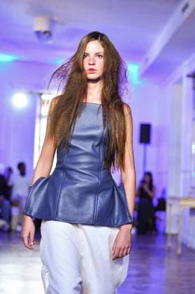 Mercedes-Benz Fashion Week in Madrid, Spain - 16 Sept 2025 A model walks the runway wearing a design by E.R.A.X. during Mercedes-Benz Fashion Week in IFERMA. Madrid Spain Copyright: xAtilanoxGarciax xSOPAxImagesx FOTO48030