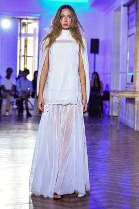 Mercedes-Benz Fashion Week in Madrid, Spain - 16 Sept 2025 A model walks the runway wearing a design by E.R.A.X. during Mercedes-Benz Fashion Week in IFERMA. Madrid Spain Copyright: xAtilanoxGarciax xSOPAxImagesx FOTO48051