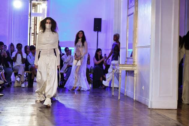 Mercedes-Benz Fashion Week in Madrid, Spain - 16 Sept 2025 A model walks the runway wearing a design by E.R.A.X. during Mercedes-Benz Fashion Week in IFERMA. Madrid Spain Copyright: xAtilanoxGarciax xSOPAxImagesx FOTO48059