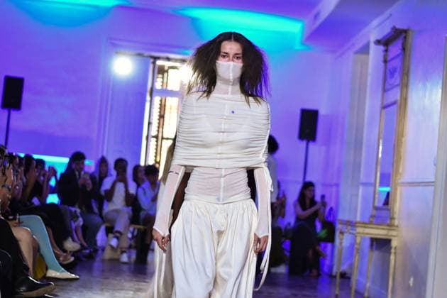 Mercedes-Benz Fashion Week in Madrid, Spain - 16 Sept 2025 A model walks the runway wearing a design by E.R.A.X. during Mercedes-Benz Fashion Week in IFERMA. Madrid Spain Copyright: xAtilanoxGarciax xSOPAxImagesx FOTO48060