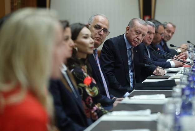 Turkish President Erdogan receives players of the Turkish Women’s National Volleyball Team ANKARA, TURKIYE - SEPTEMBER 16: (----EDITORIAL USE ONLY - MANDATORY CREDIT - TURKISH PRESIDENCY MUSTAFA KAMACI HANDOUT - NO MARKETING NO ADVERTISING CAMPAIGNS - DISTRIBUTED AS A SERVICE TO CLIENTS----) Turkish President Recep Tayyip Erdogan receives the players of the Turkish Women’s National Volleyball Team after their silver medal win at the 2025 FIVB World Championship, at the Presidential Complex in Ankara, Turkiye, on September 16, 2025. Turkish Presidency Mustafa Kamaci Handout Anadolu Ankara Turkey. Editorial use only. Please get in touch for any other usage.  Copyright: x2025xAnadoluxTurkishxPresidencyx xMustafaxKamacix xHandoutx