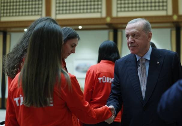 Turkish President Erdogan receives players of the Turkish Women’s National Volleyball Team ANKARA, TURKIYE - SEPTEMBER 16: (----EDITORIAL USE ONLY - MANDATORY CREDIT - TURKISH PRESIDENCY MUSTAFA KAMACI HANDOUT - NO MARKETING NO ADVERTISING CAMPAIGNS - DISTRIBUTED AS A SERVICE TO CLIENTS----) Turkish President Recep Tayyip Erdogan receives the players of the Turkish Women’s National Volleyball Team after their silver medal win at the 2025 FIVB World Championship, at the Presidential Complex in Ankara, Turkiye, on September 16, 2025. Turkish Presidency Mustafa Kamaci Handout Anadolu Ankara Turkey. Editorial use only. Please get in touch for any other usage.  Copyright: x2025xAnadoluxTurkishxPresidencyx xMustafaxKamacix xHandoutx