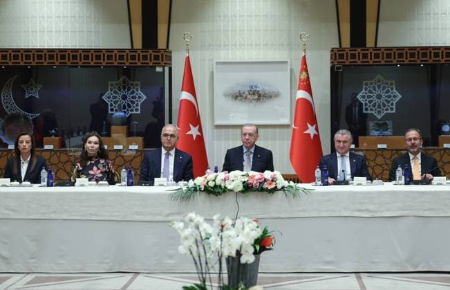 Turkish President Erdogan receives players of the Turkish Women’s National Volleyball Team ANKARA, TURKIYE - SEPTEMBER 16: (----EDITORIAL USE ONLY - MANDATORY CREDIT - TURKISH PRESIDENCY MUSTAFA KAMACI HANDOUT - NO MARKETING NO ADVERTISING CAMPAIGNS - DISTRIBUTED AS A SERVICE TO CLIENTS----) Turkish President Recep Tayyip Erdogan receives the players of the Turkish Women’s National Volleyball Team after their silver medal win at the 2025 FIVB World Championship, at the Presidential Complex in Ankara, Turkiye, on September 16, 2025. Turkish Presidency Mustafa Kamaci Handout Anadolu Ankara Turkey. Editorial use only. Please get in touch for any other usage.  Copyright: x2025xAnadoluxTurkishxPresidencyx xMustafaxKamacix xHandoutx