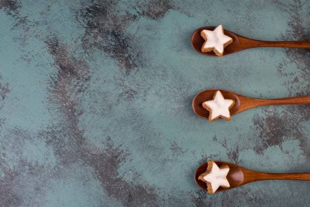 Zimtsterne, Zimtsterne traditionelle deutsche Weihnachtskekse, Lebkuchen mit Anisgewürz für die Winterfeiertage *** Cinnamon stars, Cinnamon stars traditional German Christmas cookies, Gingerbread with Anise spice for the Winter holidays 1133603341