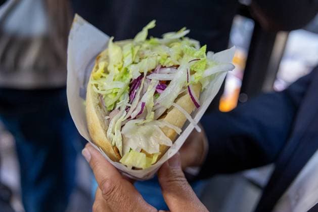 IMAGO Creative, Food, Fast Food, Döner Markus Söder verkauft Döner zum Sonderpreis mit Bürgermeisterkandidat Tom Hesselberger, Zirndorf, 16.09.2025 Nahaufnahme eines frisch zubereiteten Döners, der von einer Hand gehalten wird. Das Bild zeigt deutlich die knusprige Brottasche, reichlich frischen Salat, rote Zwiebeln und Sauce. Der Fokus liegt vollständig auf dem Döner, der Hintergrund ist unscharf, wodurch die Frische und Qualität des Produkts hervorgehoben wird. Ein appetitanregendes Food-Foto ideal für Themen rund um Streetfood, Ernährung, Preisdebatten oder Symbolik im politischen Kontext. Zirndorf Bayern Deutschland *** Markus Söder sells kebab at a special price with mayoral candidate Tom Hesselberger, Zirndorf, 16 09 2025 Close-up of a freshly prepared kebab 20250916-6V2A9471-M4000
