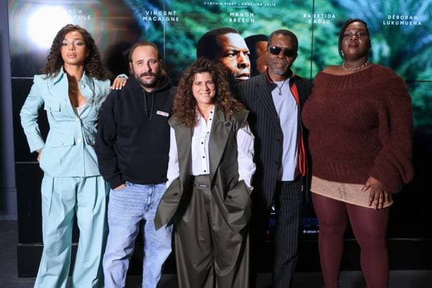 Muganga Premiere - Paris Babetida Sadjo, Vincent Macaigne, Marie-Helene Roux, Isaach de Bankolé and Déborah Lukumuena attend the photocall for the premiere of Muganga held at the UGC Les Halles in Paris, France on September 16, 2025. Photo by David Boyer ABACAPRESS.COM Paris France  Copyright: xBoyerxDavid ABACAx